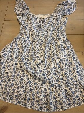 Hollister Blue Floral Ruffled Short Dress- Large.. beautiful! Has shorts,pockets